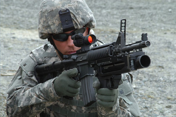 美军正测试新型m320榴弹发射器 夜间精确度高