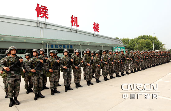 郑州新郑国际机场,一架运载着济南军区某摩步师多辆军用侦察指挥车及