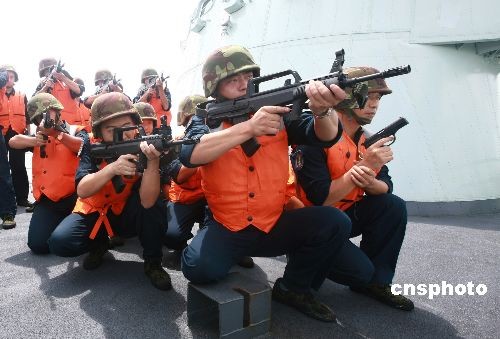 解放军驻香港部队二十九日组织海军和空军部队进行了海空联合巡逻