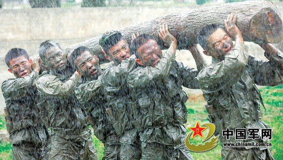 该师官兵冒雨参加考核的画面宛如一尊庄严的雕像.